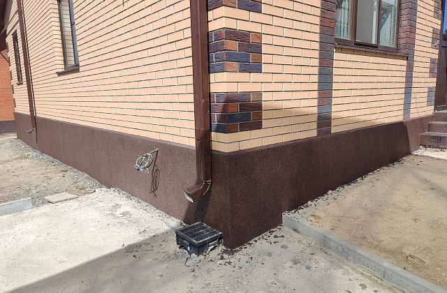 Утепление и отделка цоколя мраморной крошкой