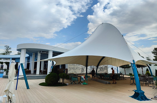 Украсили крытое кафе гирляндами Белт-Лайт