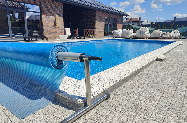 Отделка цоколя бассейна мраморной крошкой