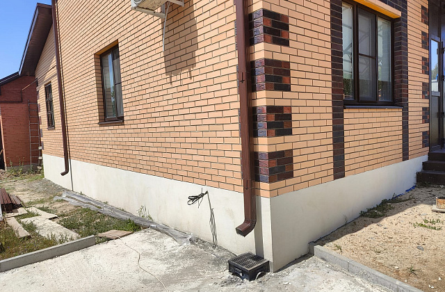 Утепление и отделка цоколя мраморной крошкой