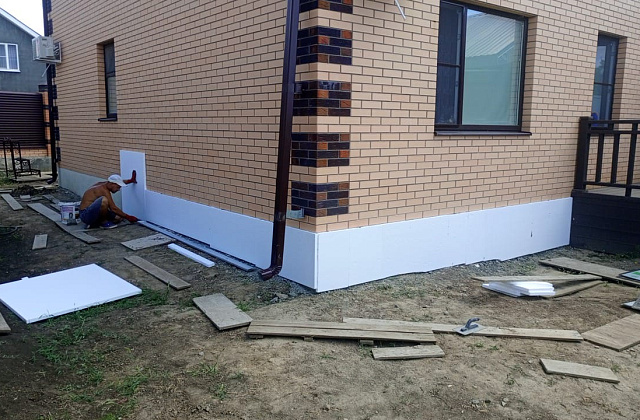 Утепление и отделка цоколя мраморной крошкой