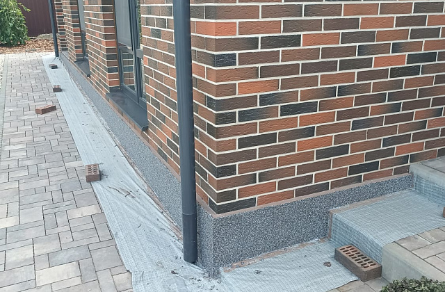 Отделка цоколя дома штукатуркой мраморная крошка