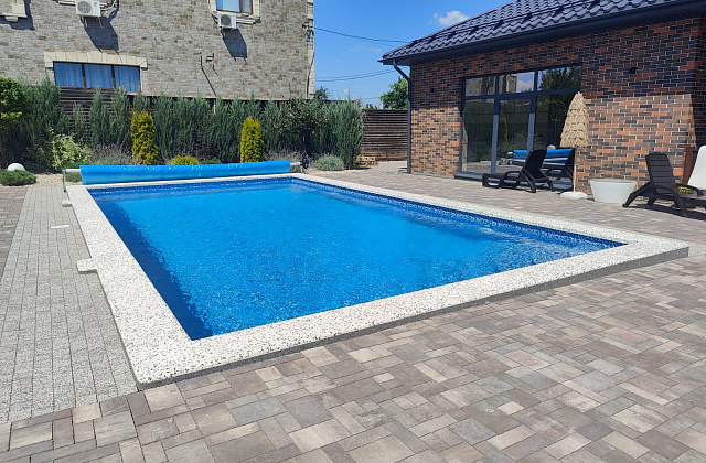 Отделка цоколя бассейна мраморной крошкой