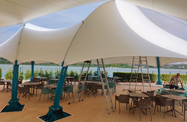 Украсили крытое кафе гирляндами Белт-Лайт