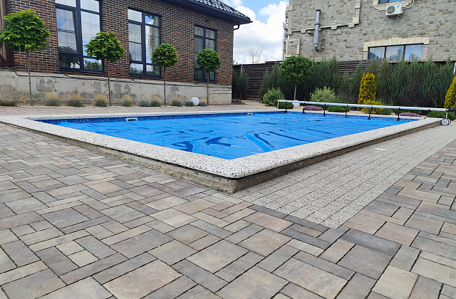 Отделка цоколя бассейна мраморной крошкой