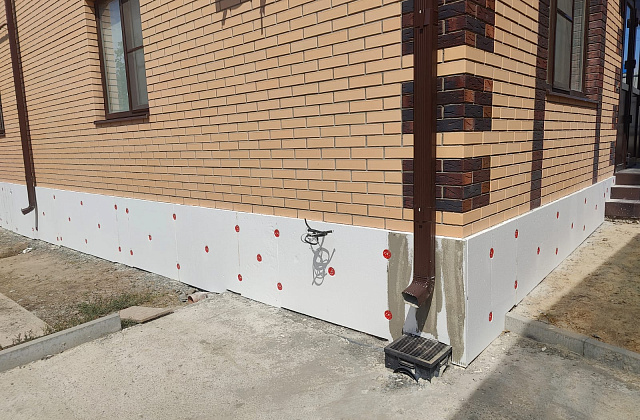 Утепление и отделка цоколя мраморной крошкой