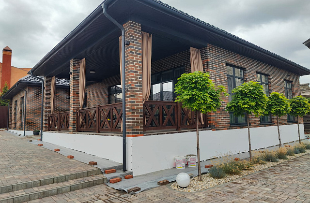 Отделка цоколя дома штукатуркой мраморная крошка