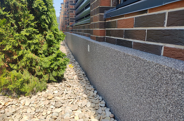 Отделка цоколя забора мраморной крошкой