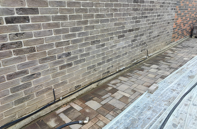 Отделка цоколя дома штукатуркой мраморная крошка