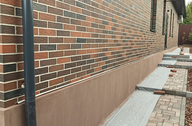 Отделка цоколя дома штукатуркой мраморная крошка