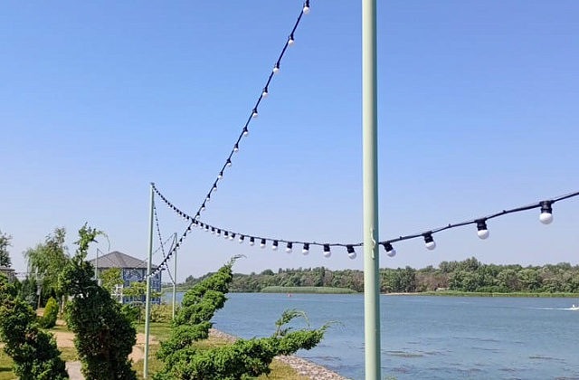 Украсили набережную гирляндами Белт-Лайт