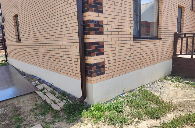 Утепление и отделка цоколя мраморной крошкой