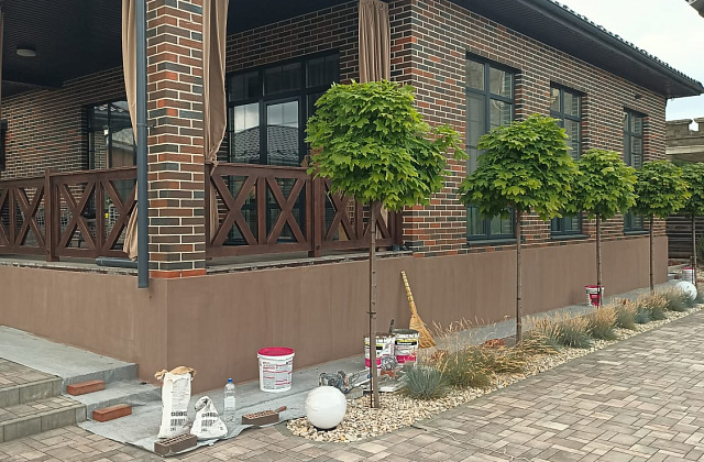 Отделка цоколя дома штукатуркой мраморная крошка