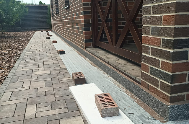 Отделка цоколя дома штукатуркой мраморная крошка