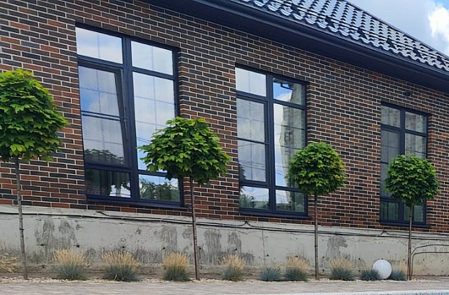 Отделка цоколя дома штукатуркой мраморная крошка