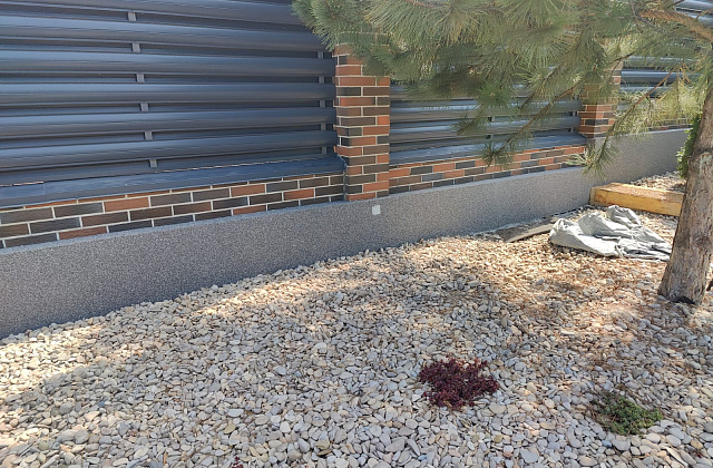 Отделка цоколя забора мраморной крошкой